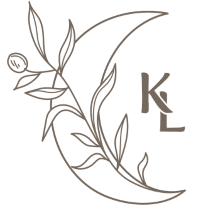 Logo du photographe Ken Lecoq basé à Nontron et Thiviers, représentant un dessin d'une lune, une branche avec des feuilles et les initiales KL.
