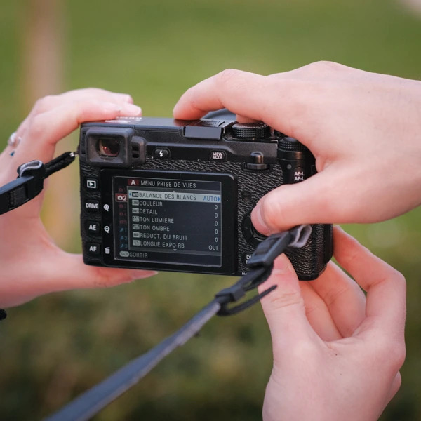 Appareil photo sur le menu réglages pendant un cours de photographie près de Piégut-Pluviers.