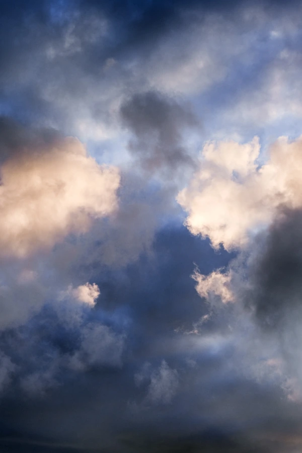 Photographie de ciel avec des nuages blancs et gris, à Nantes, sur la galerie perso d'un artiste et artisan photographe.
