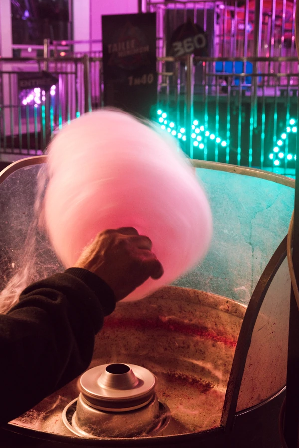 Photo de produit de barbe à papa rose dans une fête foraine à Nantes, sur la galerie perso du photographe pro Ken Lecoq.