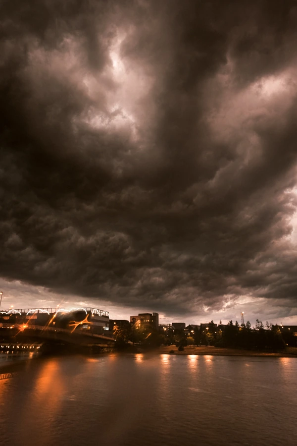 Ciel orageux menaçant au dessus de la Loire à Nantes, lors d'un reportage photo par Ken Lecoq, photographe professionnel.