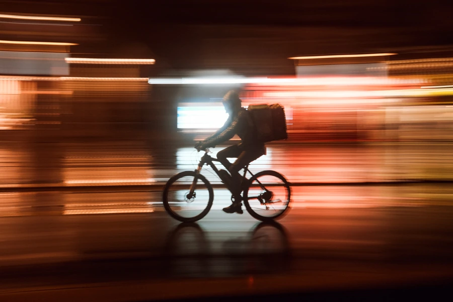Création visuelle artistique originale du photographe Ken Lecoq, montrant un cycliste en mouvement dans la ville de Nantes la nuit.