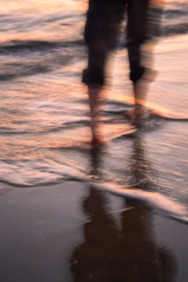 Photo artistique floue montrant les jambes d'une personne les pieds dans l'eau à la mer, à Pornic, sur la galerie perso de Ken Lecoq.