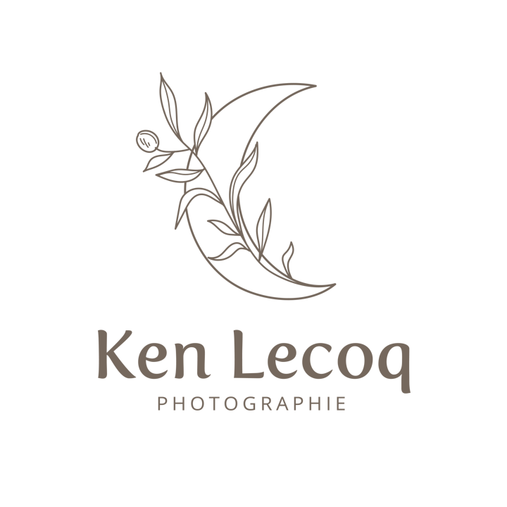Logo du photographe Ken Lecoq basé à Nantes, représentant un dessin d'un croissant de lune et une branche avec des feuilles.