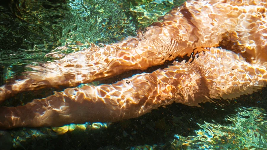 Jambes sous de l'eau transparente, une photo de Ken Lecoq, photographe inclusif avec démarche écoresponsable sur Nantes et Pornic.