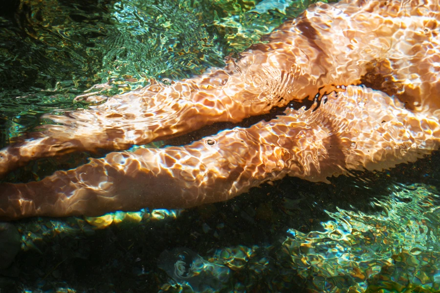 Jambes sous de l'eau transparente, une photo de Ken Lecoq, photographe inclusif avec démarche écoresponsable à Nantes et Pornic.