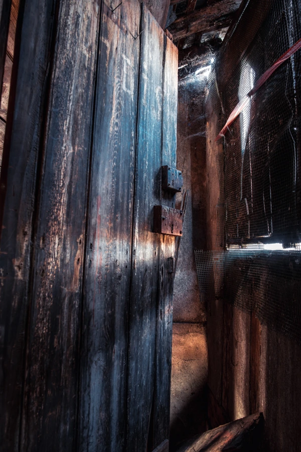 Image d'une vieille porte en bois avec de la lumière orange et bleu, photo provenant de la galerie perso du photographe Ken Lecoq.