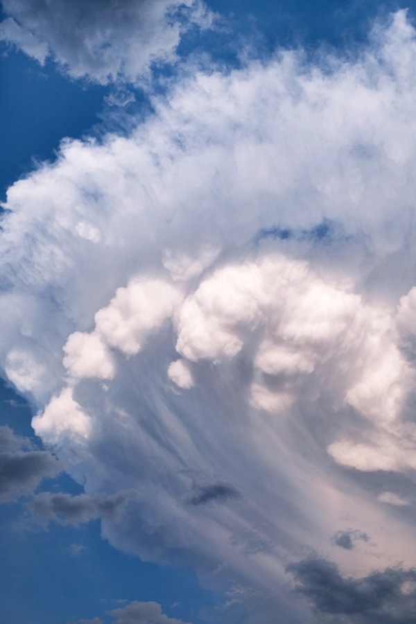 Photo artistique fine art montrant le ciel avec de grands nuages blanc et gris, à Nantes (44), par le photographe Ken Lecoq.