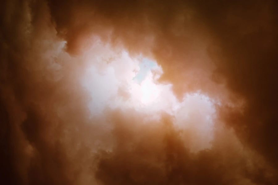 Photo de nuages d'orages oranges, par Ken Lecoq, photographe artiste et artisan à Nantes Machecoul et Pornic.