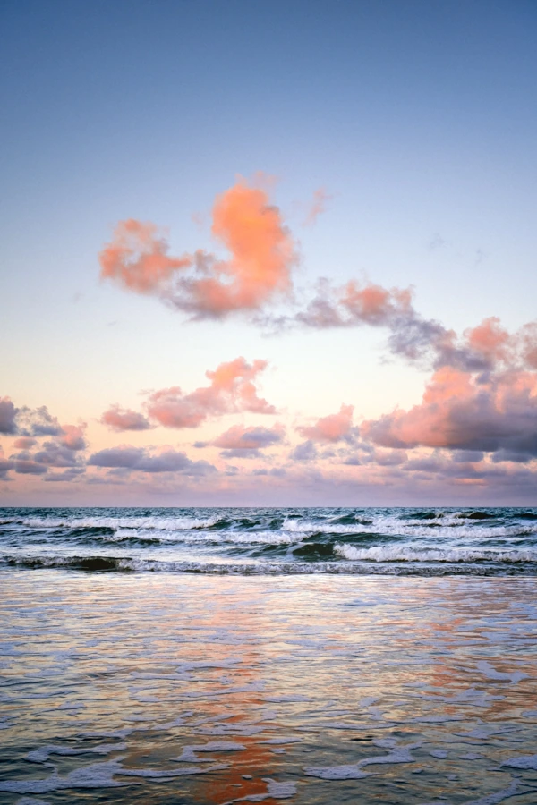 Photo de l'océan lors d'un lever de soleil, par un photographe professionnel à Pornic, montrant l'eau e la mer et les nuages colorés.