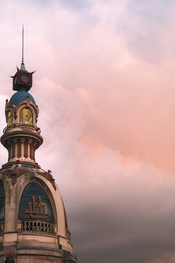 Photo de la tour LU de Nantes et d'un ciel coloré par le photographe pro Ken Lecoq pendant un reportage photo pro d'entreprise.