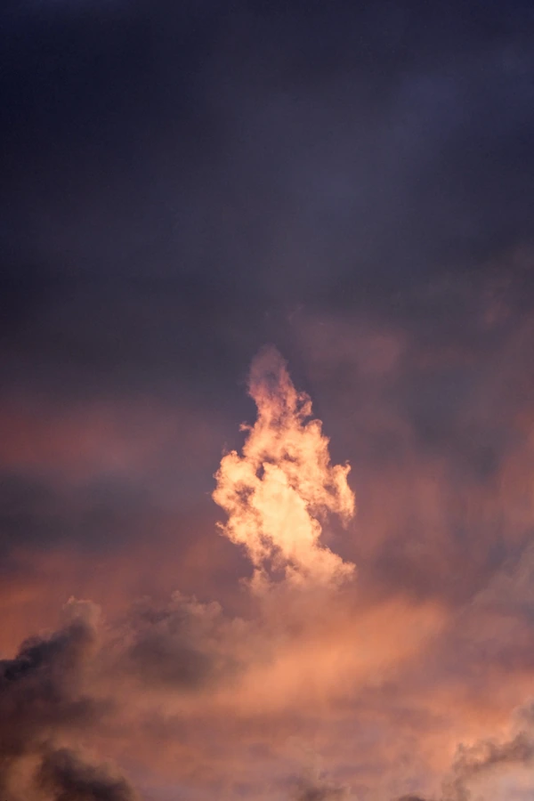 Photo d'un nuage en forme de spectre lors d'un coucher de soleil à Pornic, par Ken Lecoq, photographe inclusif et écolo.