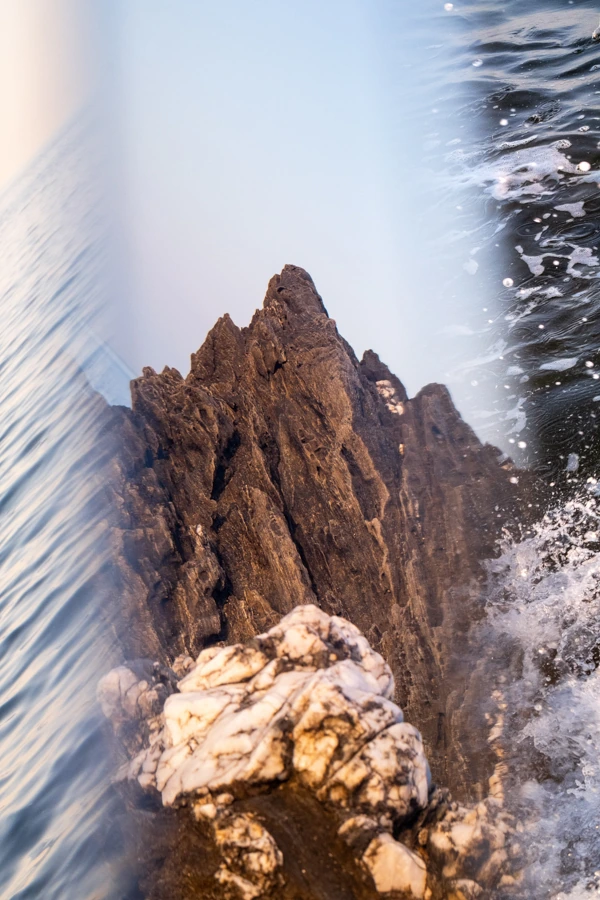 Image artistique abstraite d'un grand rocher marron et de l'eau, à la mer proche de Pornic et Nantes, par le photographe Ken Lecoq.