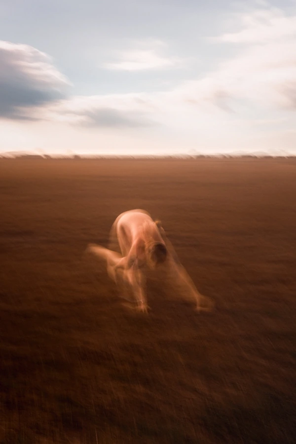 Photographie artistique en Loire Atlantique, en flou de mouvement, montrant un humain flou, par l'artiste photographe Ken Lecoq.