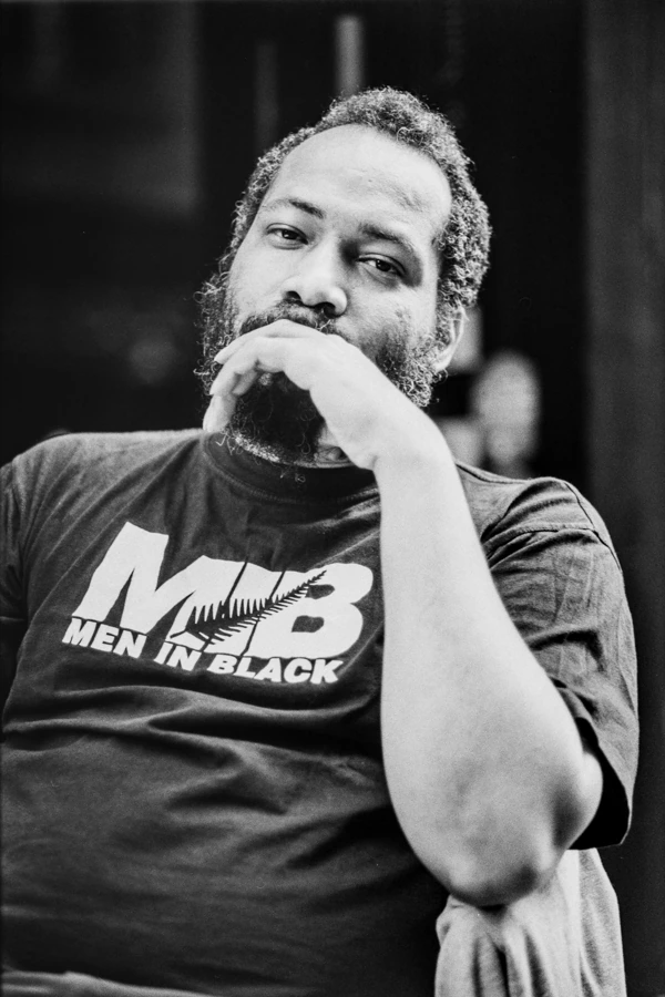 Portrait en noir et blanc d'un homme portant un tee-shirt noir, à Nantes, photographié par un photographe professionnel.