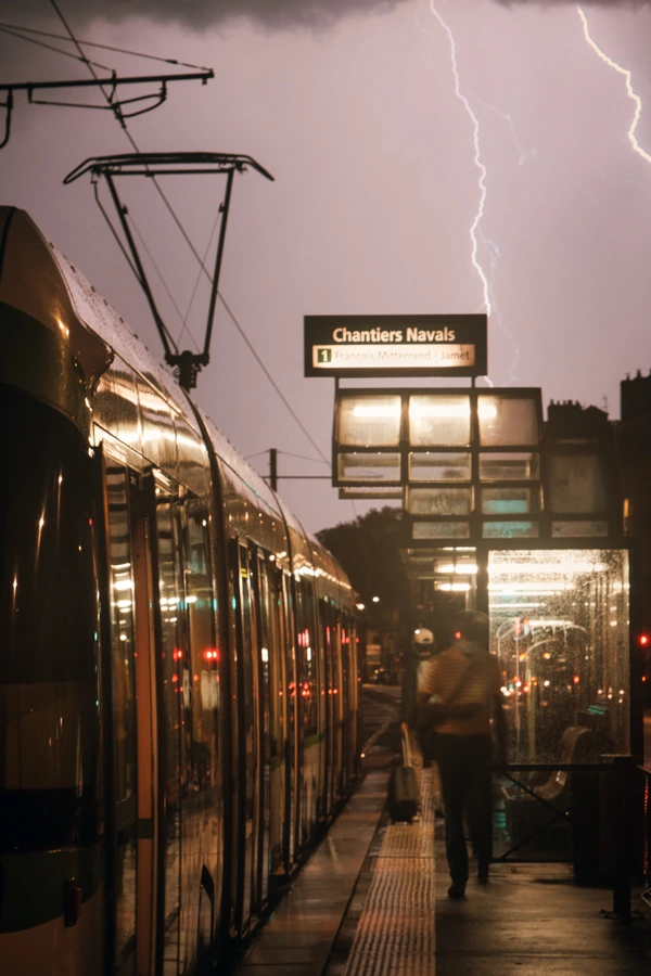 Photo d'un éclair par temps orageux avec le tram à Nantes Chantiers Navals, la nuit, par Ken Lecoq, photographe pour communication d'entreprises.