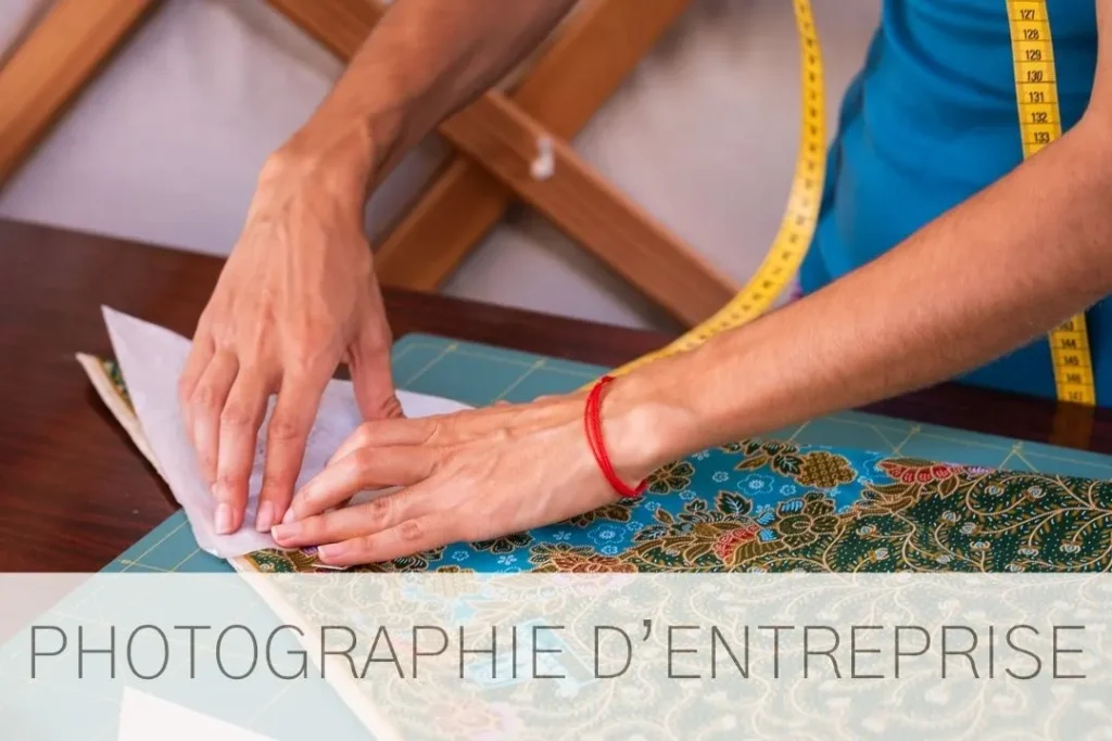 Image de photographie d'entreprise par Ken Lecoq, photographe à Thiviers, montrant une personne en train de travailler un tissu à motif avec un ruban mètre.